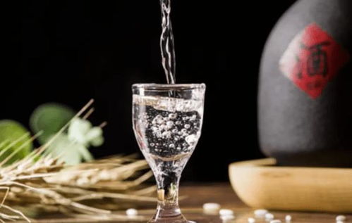 吃晚飯時,堅持喝點白酒的人,身體會怎樣 醫生告訴您真相